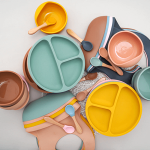 babador de silicone ajustável e com bolso