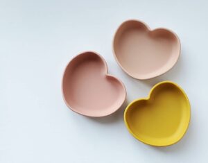 três pratinhos de silicone em formato de coração