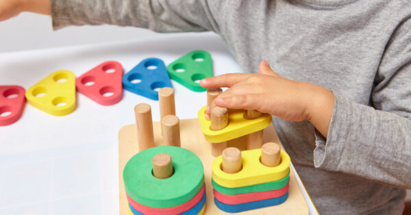Brinquedos Montessori o que são e quais seus benefícios para as crianças iStock-1297549323