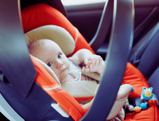 bebê em uma cadeirinhas de carro item essencial da lista de enxoval do bebê