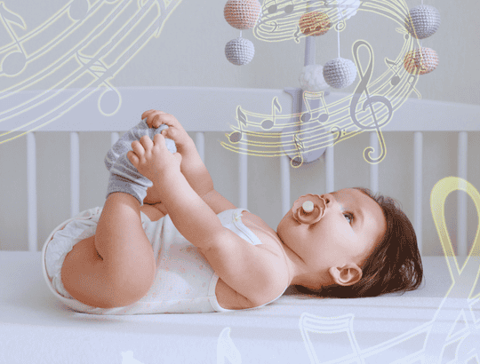 bebê entretido com um móbile musical de berço