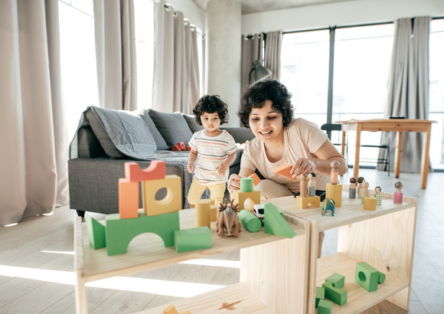 mãe brincando com seu bebê durante a fase de desenvolvimento infantil