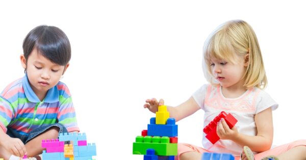 duas crianças brincando com brinquedos Lego