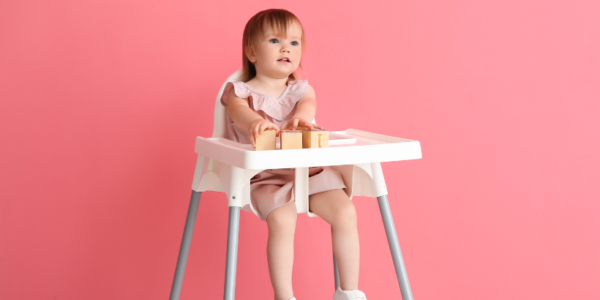 menina sentada em uma cadeira de alimentação Maxi-Cosi Minla para fazer uma refeição