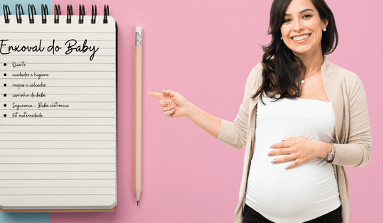 Mulher apontando apra uma Lista de enxoval de bebê completa