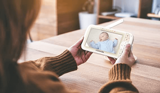 mulher vendo o seu bebê pelo monitor de uma babá eletrõnica Motorola