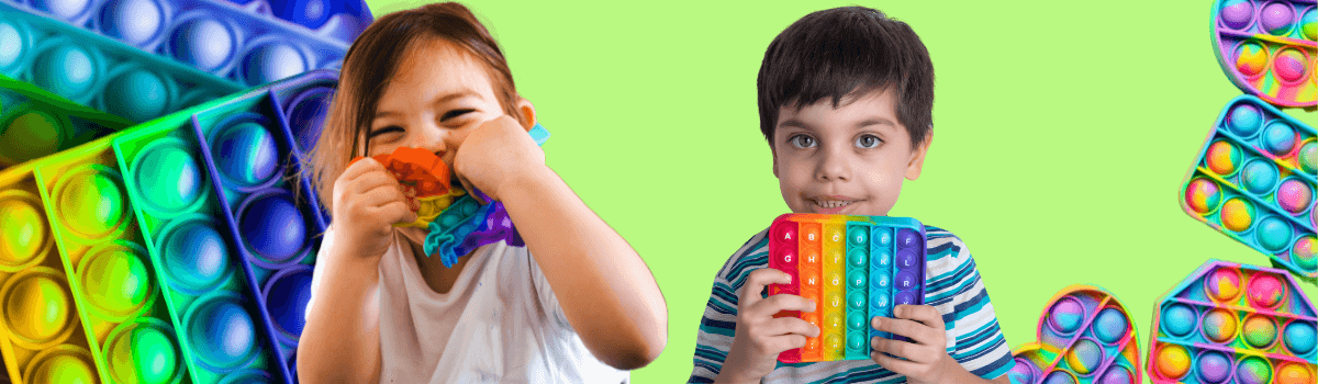 crianças brincando com alguns brinquedos Pop It coloridos