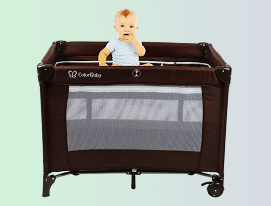 bebê sobre colchão de berço portátil