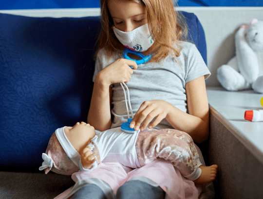 menina acima de 9 anos brincando com um bebê reborn