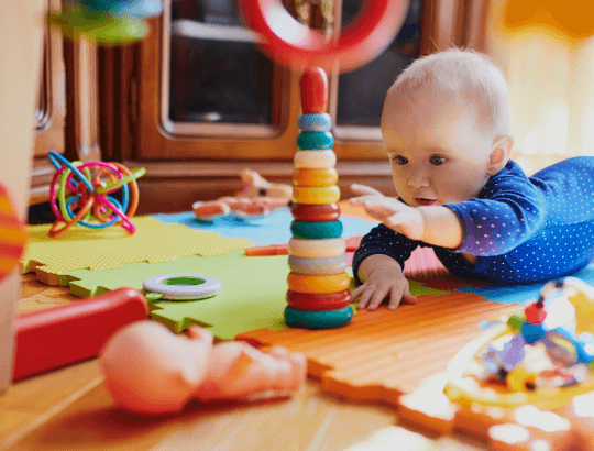 menina brincando com brinquedos Fisher-Price coloridos