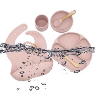 Kit de introdução alimentar de silicone rosa, imerso em água