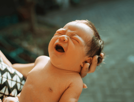 mãe dando banho de sol em recém-nascidos