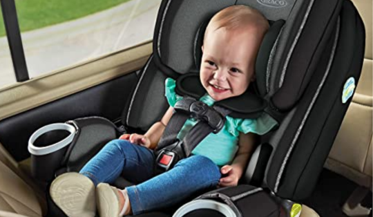 bebê sentado em uma cadeirinha de carro Graco 4Ever DLX 4 em 1