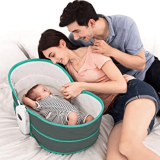 casal de homem e uma mulher ao lado de um bebê deitado na Cadeira Moises 5 em 1, Mastela para banho de sol em recém-nascido