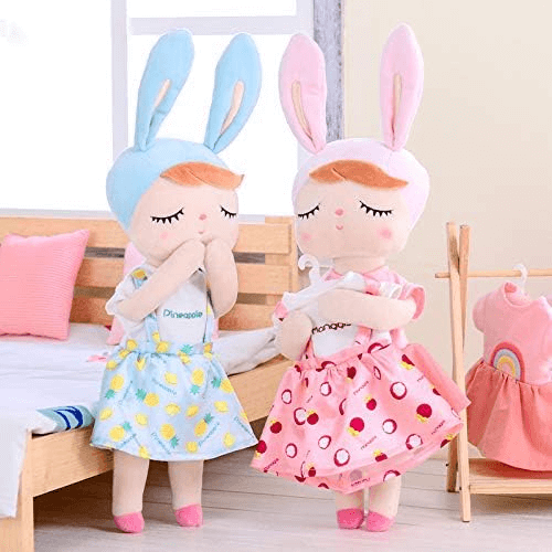 bonecas me too como decoração de quarto