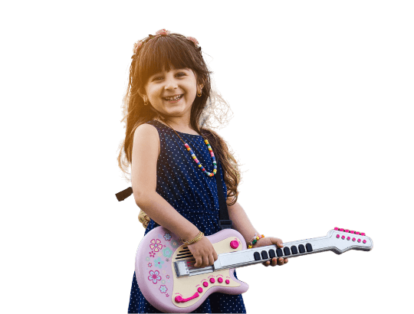 menina com violão infantil