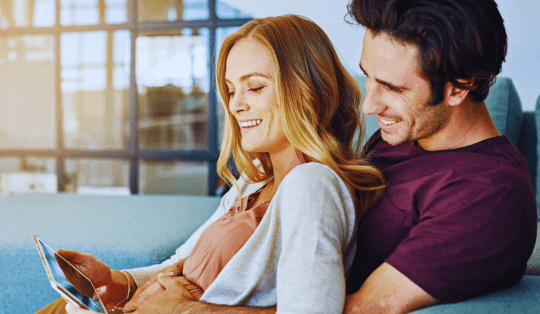 casal fazendo lista de presentes para chá de bebê