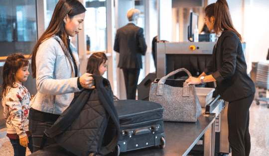 despachando carrinho de bebê para viagem no aeroporto