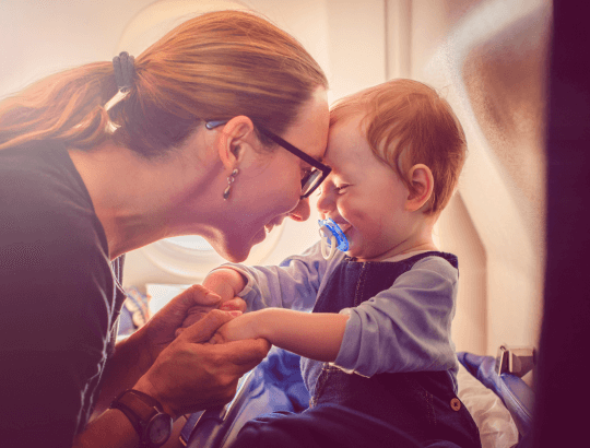 milher com um neném em um carrinho de bebê para viagem de avião