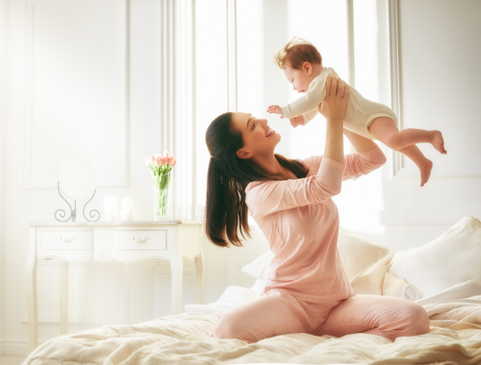 mamãe e bebê em um quarto aquecido com um aquecedor para quarto de bebê