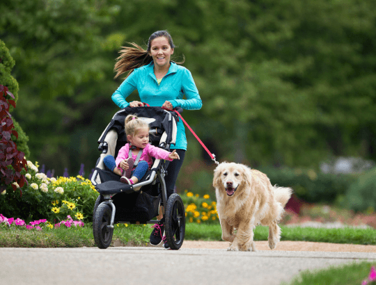 mulher correndo com criança em carrinho de bebê para corrida (1) (1)