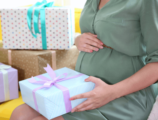 mulher recebendo presente de chá de bebê