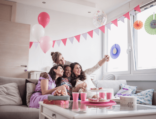 mulheres festejando um chá de bebê
