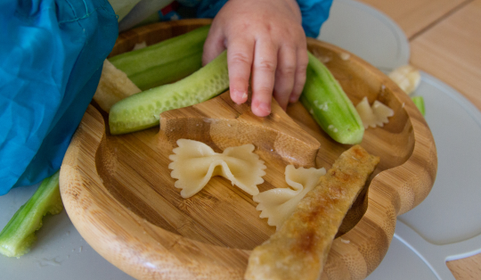 bebê em introdução alimentar com blw