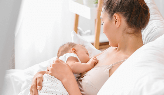 mãe amamentando seu bebê utilizando produtos para amamentação práticos