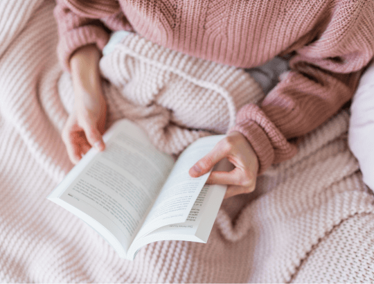 mulher grávida lendo livros sobre maternidade
