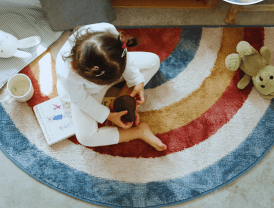 tapete arco-iris azul para decorar quarto de bebê