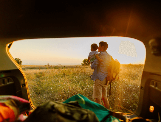Pai com bebê durante uma parada em uma viagem com criança de carro (1)