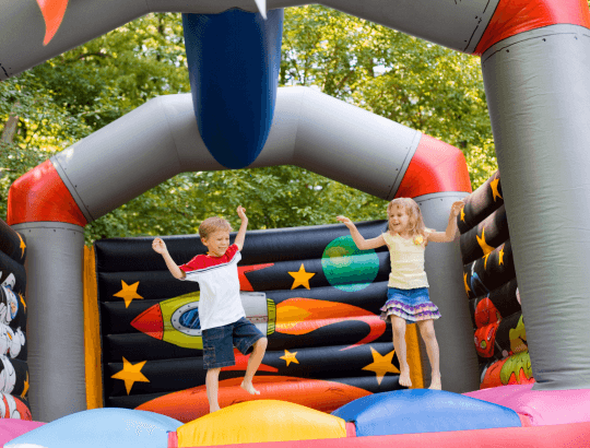 crianças brincando em um bom pula-pula infantil inflável colorido