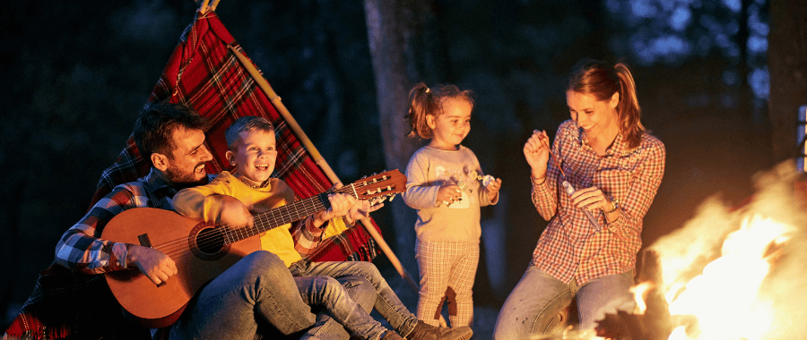 família se divertindo em uma viagem com criança