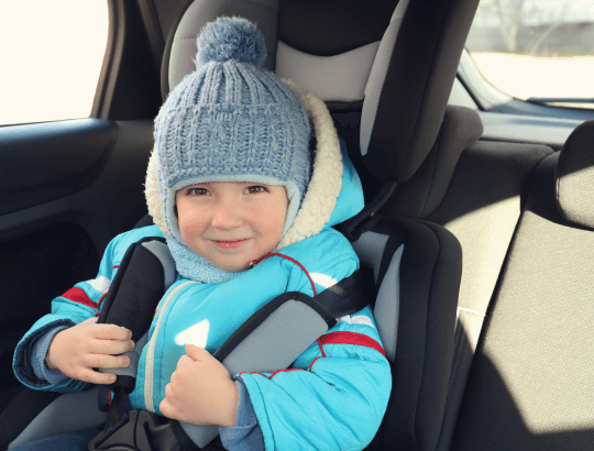 menino em cadeira para automóvel em uma viagem com criança de carro