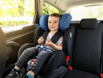 menino em cadeira para automóvel em uma viagem com criança de carro (1)