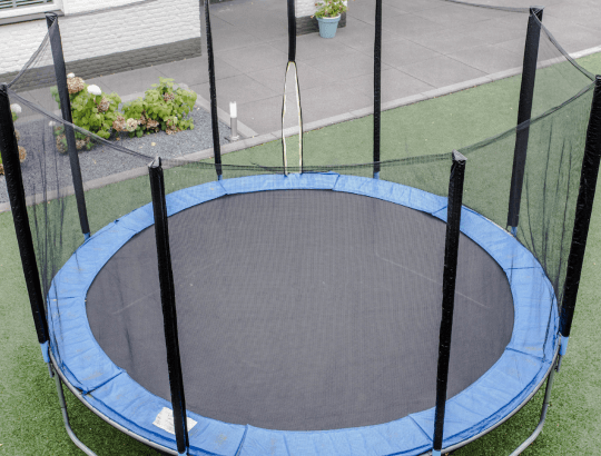 pula-pula infantil de molas preto e cinza