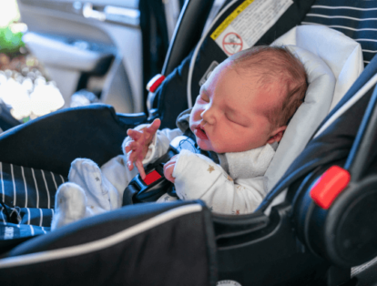 recém-nascido em bebê conforto