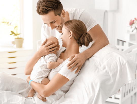 casal com bebê usando roupinha de saída maternidade masculina