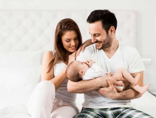 casal comneném usando roupinha de saída maternidade masculina (1)