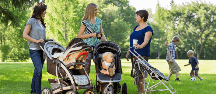 Várias mulheres em um parque com seus bebês nos melhores carrinhos de bebê Burigotto