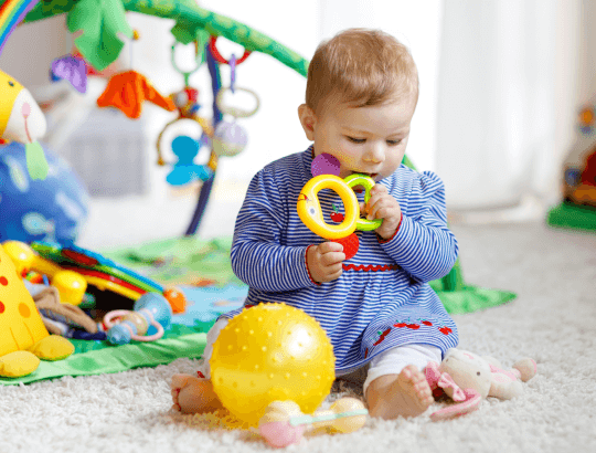 bebê menina brincando com os melhores brinquedos educativos para 1 ano