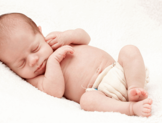 bebê vestindo fraldas de pano clássica branca (1)