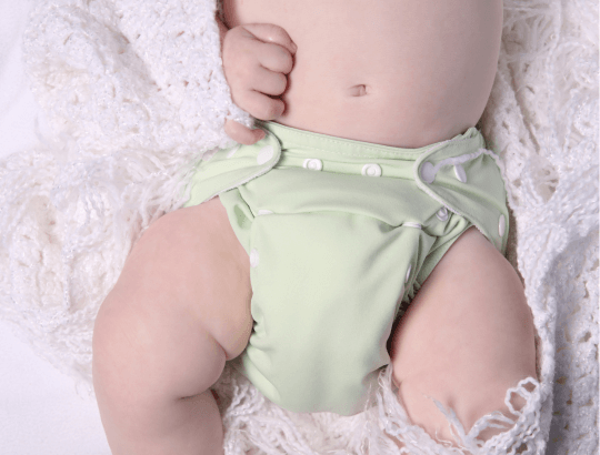 bebê vestindo fraldas de pano de bolso