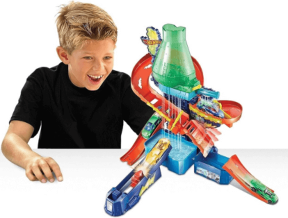 menino se divertindo com sua pistas de brinquedo Hot Wheels (1)