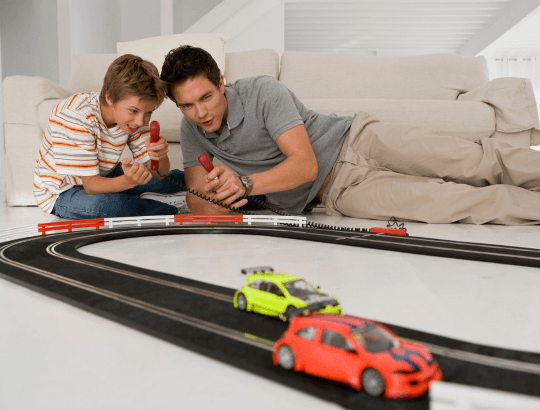pai e filho se divertindo com pistas de brinquedo corrida(1)