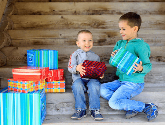 dois meninos abrindo alguns melhores presentes para crianças de 1 a 12 anos