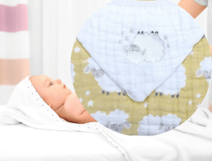 bebê envolto em uma boa toalha de banho com capuz para bebês ovelhinha