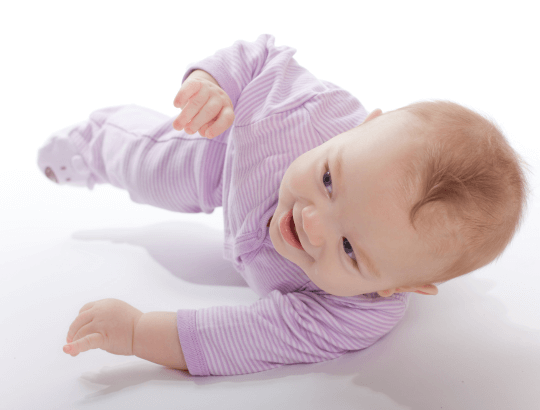 bebê sorridente sobre um tapete tatame na fase de quando o bebê começa a rolar (2) (1)