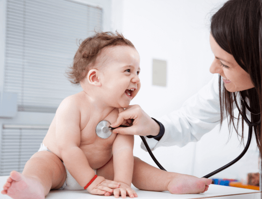 bebê com soluço sendo examinado por uma médica